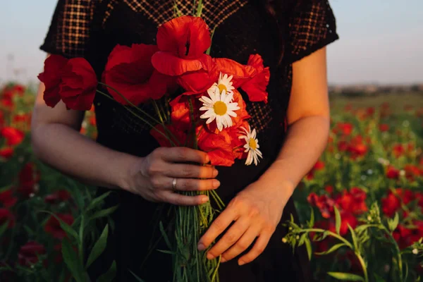 Boeket Van Papavers Bloemen Vrouw Hand Zonsondergang Close — Stockfoto