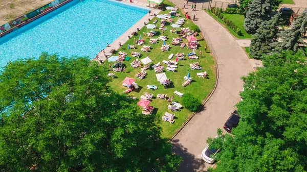 Vista Aérea Personas Descansando Tomando Sol Cerca Piscina Ciudad Aire — Foto de Stock