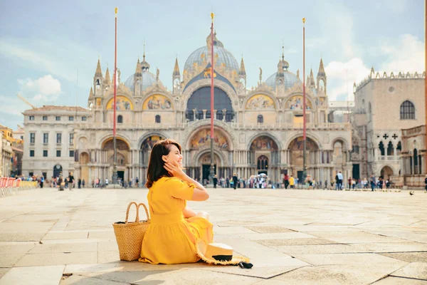 Mulher Sundress Amarelo Sentado Chão Desfrutando Vista Basílica São Marcos — Fotografia de Stock