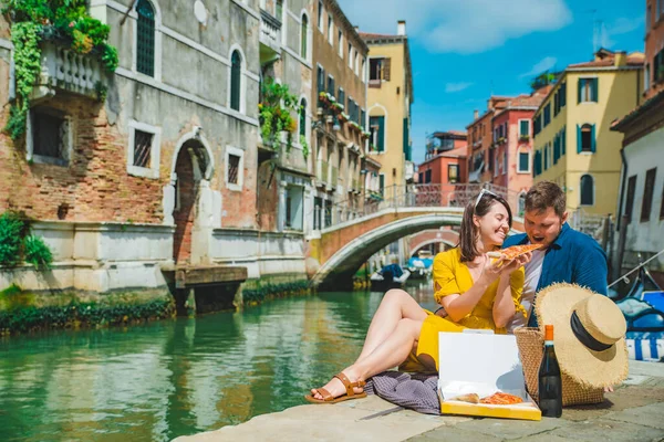 Pár Datem Molu Krásným Výhledem Benátský Kanál Jíst Pizzu — Stock fotografie