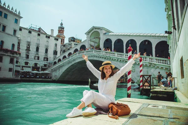 Mulher Sentada Perto Ponte Rialto Veneza Itália Olhando Para Grande — Fotografia de Stock