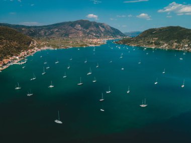 Yunanistan 'ın Lefkada adasındaki yat ve tekneli liman manzarası
