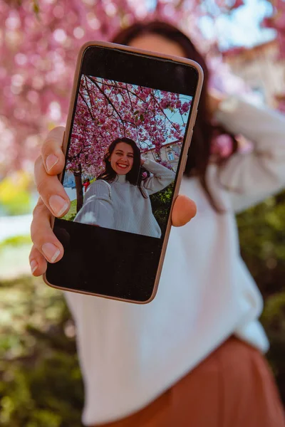 Mulher Atirando Mesma Telefone Sob Florescendo Sakura Árvore Selfie Imagem — Fotografia de Stock