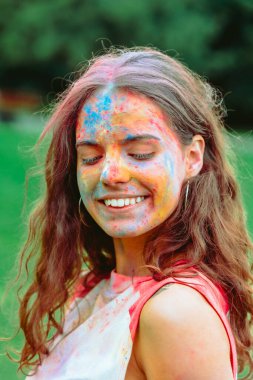 Geleneksel Hint Holi Festivali resimlerinde beyaz kadın portresi. Yaşam tarzı yaz tatili