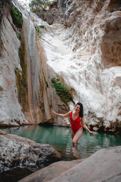 Femme Maillot Bain Rouge Cascade Dimosari Lefkada Île Grèce Célèbre — Photo