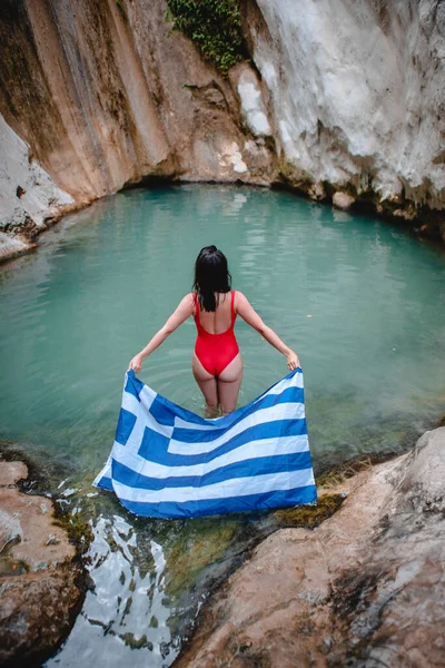 Kvinna Röd Baddräkt Med Grekisk Flagga Dimosari Vattenfall Vid Lefkada — Stockfoto