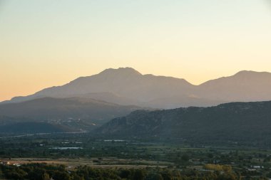 Yunan manzara dağları güneşli bir günde Güzel doğa