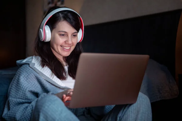 Woman Headset Working Laptop Has Video Call Remote Job Home — Stock Photo, Image