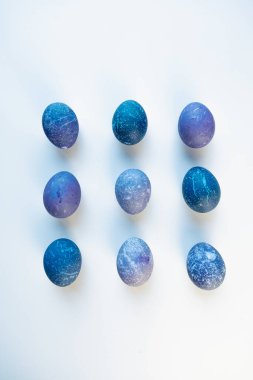 Beyaz arka planda uzay renkli yumurtalar. Paskalya tatili