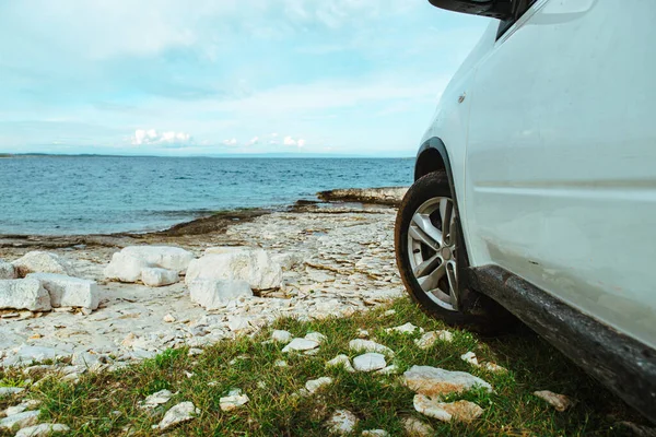 Auto Reisekonzept Geländewagen Meer Mit Schmutzigen Rädern Roadtrip Konzept — Stockfoto