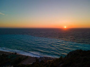 İyon denizi üzerinde gün batımı Lefkada adası plajı