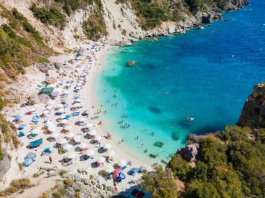Lefkada adasının mavi iyon deniz suyuyla manzarası