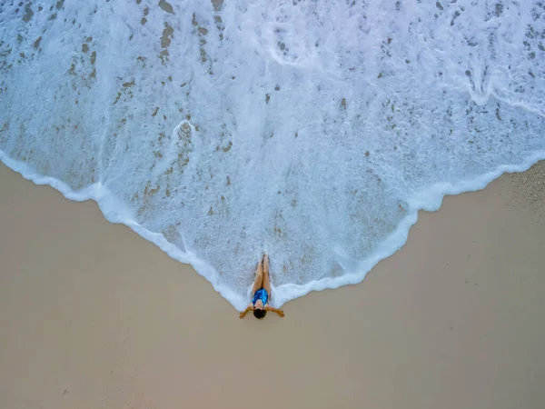 Vista aérea da mulher em maiô azul na praia do mar — Fotografia de Stock