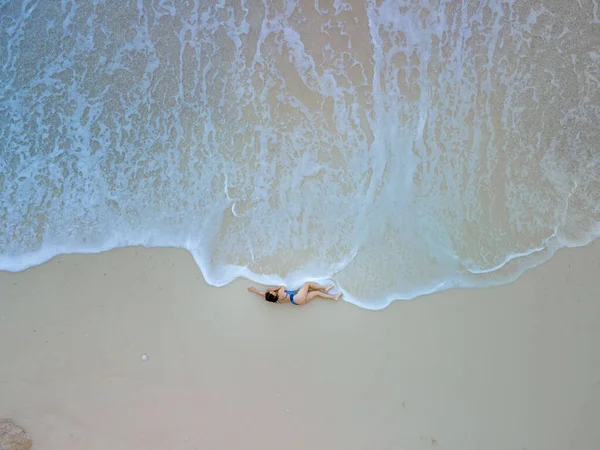 Vue aérienne de la femme en maillot de bain bleu sur la plage de la mer — Photo