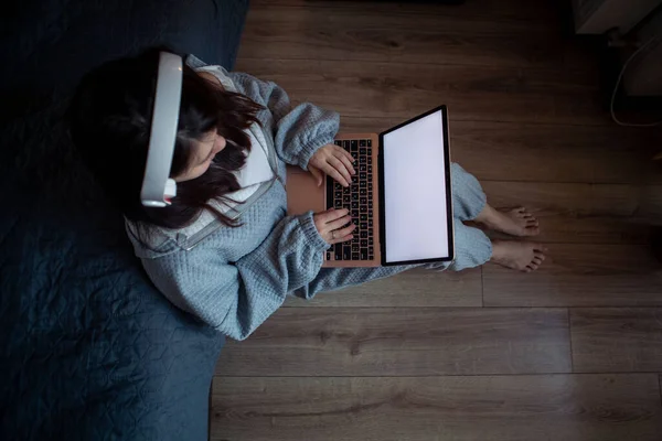 Vrouw freelancer werken thuis zitten op de vloer — Stockfoto