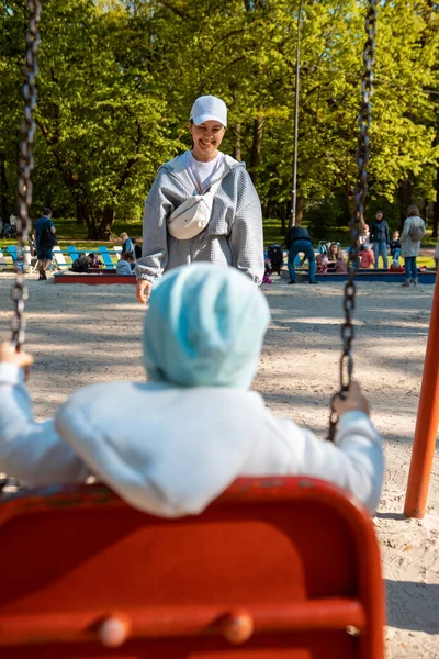 Madre Con Niño Parque Ciudad Niños Columpios Espacio Copia — Foto de Stock