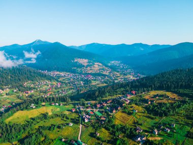 Karpat dağlarının hava manzarası beyaz bulutlar uzay yaz mevsimi Ukrayna 'yı kopyalıyor