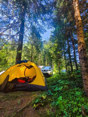 Sarı çadır ve arazi aracı yaz mevsiminde