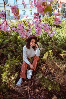 Güzel beyaz kadın portresi çiçek açan kiraz ağaçları boşluğu kopyalıyor.