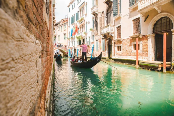 Italia Venecia Mayo 2019 Personas Góndola Haciendo Recorrido Por Canal — Foto de Stock