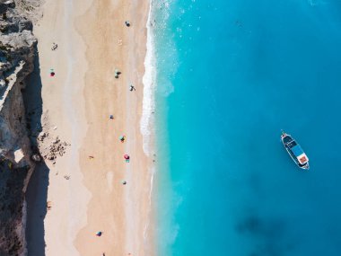 Yunanistan Lefkada adasındaki Egremni plajının hemen üstünde küçük uzay teknesi kopyaları var.