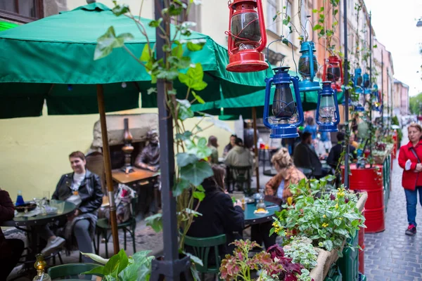 Lviv Ucrania Mayo 2021 Personas Calle Aire Libre Café Flexión — Foto de Stock