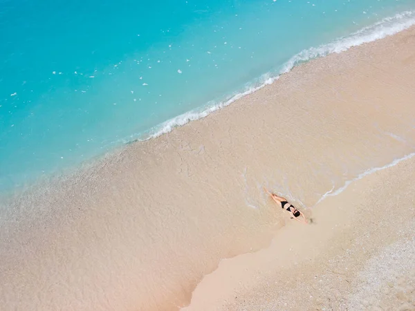 Overhead Utsikt Över Kvinnan Svart Baddräkt Sola Vid Havet Strand — Stockfoto