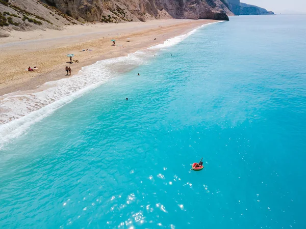 Letecký Pohled Řecké Pláži Žena Plovoucí Nafukovací Kruh Kopírovat Prostor — Stock fotografie