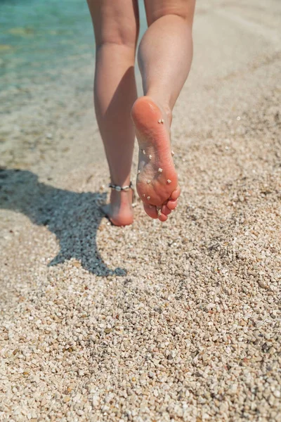 Женские Ноги Босиком Прогуливаются Морскому Пляжу Летний Отдых — стоковое фото