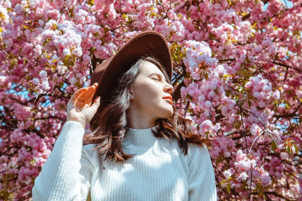 Portrait Beautiful Caucasian Woman Blooming Sakura Cherry Trees Copy Space — Stock Photo, Image