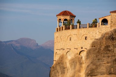Yunanistan 'ın tuzlu dağlarının tepesindeki tarihi meteora manastırı