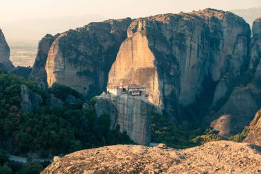 Yunanistan 'ın tuzlu dağlarının tepesindeki tarihi meteora manastırı