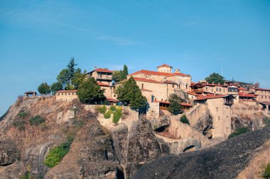 Yunanistan 'ın tuzlu dağlarının tepesindeki tarihi meteora manastırı