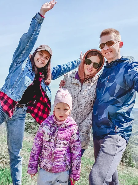 Amigos Adultos Jóvenes Con Niña Tomando Selfie Las Montañas Concepto —  Fotos de Stock