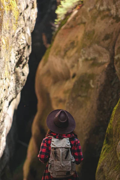 Kvinna Vandrare Med Ryggsäck Promenader Genom Spår Canyon — Stockfoto
