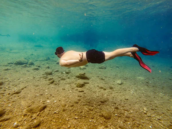 ダイビングマスクの男が海でシュノーケリングギリシャの休暇 — ストック写真