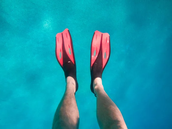 Pohled Muže Nohy Ploutvích Pod Mořským Dnem — Stock fotografie