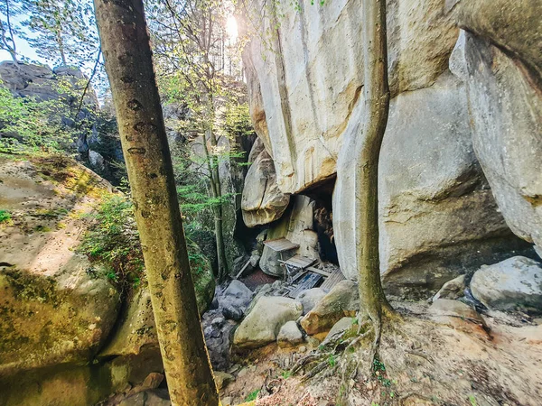 Dovbush Rocas Ucrania Primavera Bosque Copia Espacio — Foto de Stock