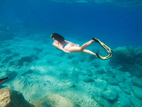 Mooie Vrouw Zwemmen Onder Water Met Snorkelen Masker Flippers Kopiëren — Stockfoto