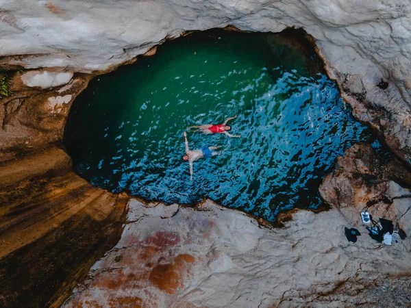 Šťastný Pár Plovoucí Vodopádu Jezero Nad Hlavou Horní Pohled Lefkada — Stock fotografie