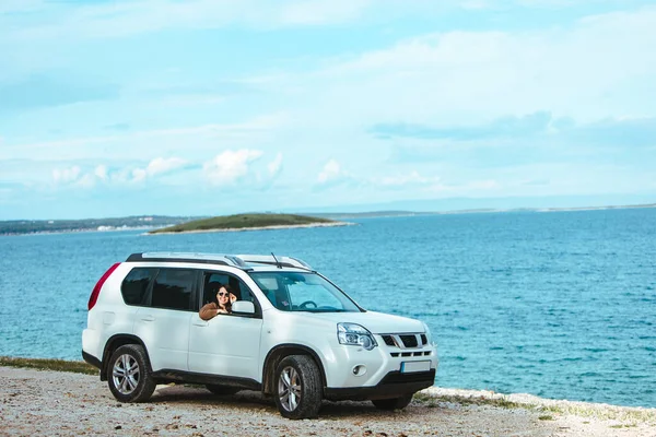 Mujer Coche Suv Blanco Playa Del Mar Bahía Fondo Concepto — Foto de Stock