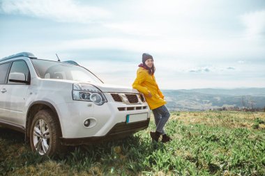 Dağın tepesinde SUV arabasının yanında duran kadınlar. kopyalama alanı. yaz günü
