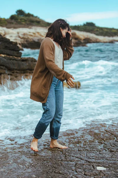Mulher Andando Pela Praia Rochosa Jeans Molhados Descalços Férias Verão — Fotografia de Stock