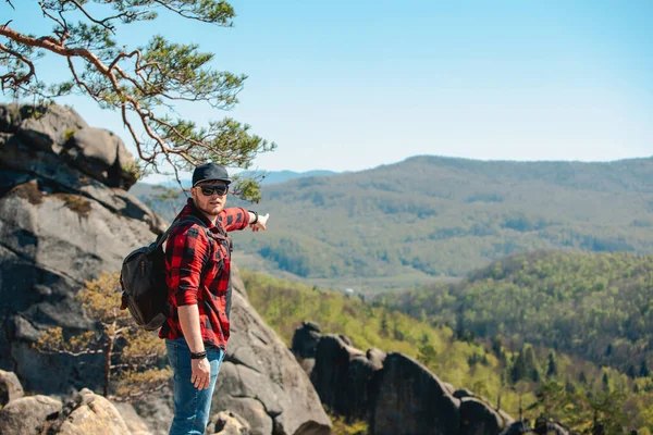 Dovbush Kayalıkları 'nda sırt çantalı bir yürüyüşçü.