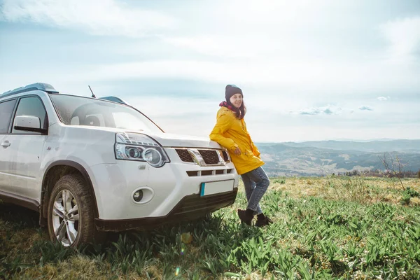 Fêmeas Perto Carro Suv Topo Montanha Espaço Cópia Dia Verão — Fotografia de Stock