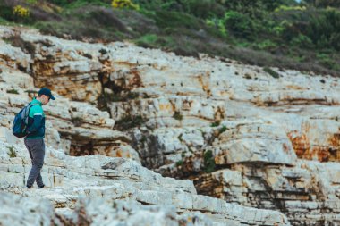 Rocky Hill 'e tırmanan adam. seyahat konsepti. Boşluğu kopyala
