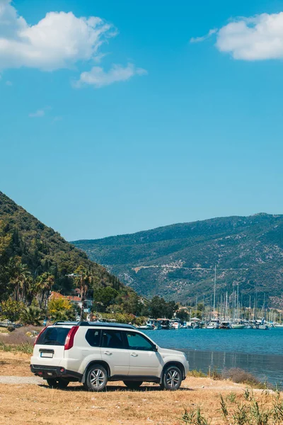 Lefkada Adası 'ndaki sahil şeridinde bir arazi aracı.
