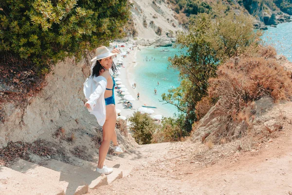 Mutlu Güzel Kadın Deniz Kıyısına Gidiyor Lefkada Adası Yunanistan — Stok fotoğraf