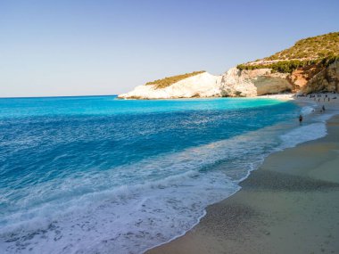 Lefkada adasındaki Porto Katsiki plajının hava manzarası Yunanistan