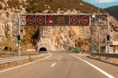 Yunan dağlarındaki tünel yolu boşluğu kopyala